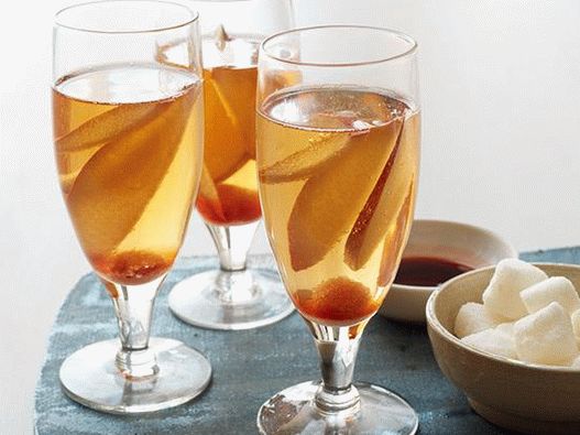 Photo Champagne cocktail with pear and brandy
