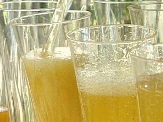Photo Champagne cocktail with mango and spices