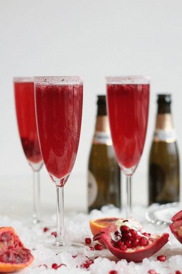Photo Cocktail with champagne and pomegranate