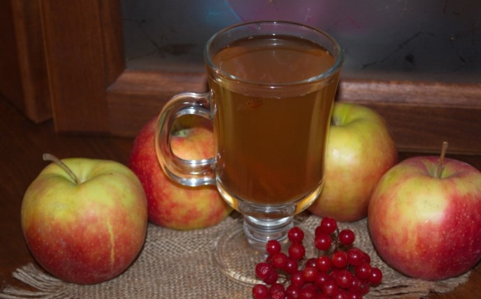 Compote of viburnum and apples