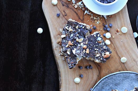 Photo Sweets with iris and nuts