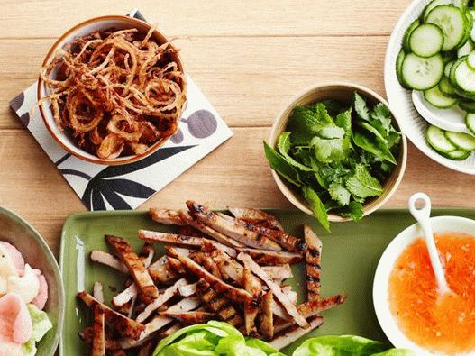 Photo Envelopes from salad leaves with grilled pork