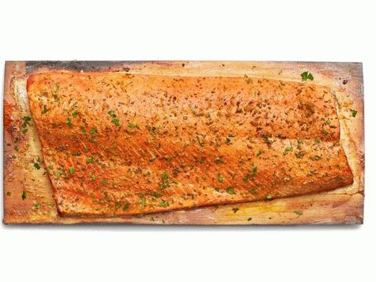 Photo Smoked salmon on a cedar board