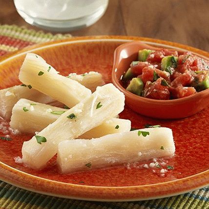 Photo Roots of a tropical cassava plant in Moyo sauce