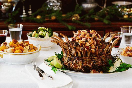 Photo Crown of pork ribs with apple and nut filling