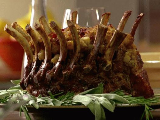 Photo Crown of pork loin stuffed with chestnuts and pears