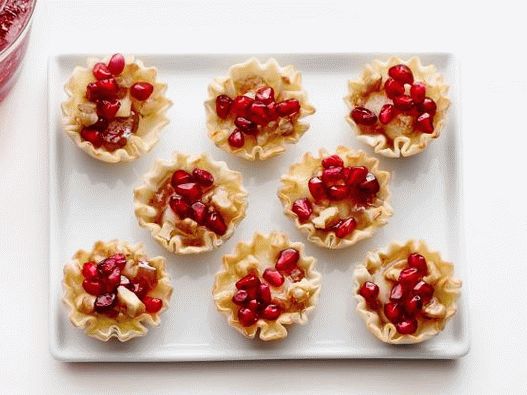 Photo Filo pastry baskets with cheese and pomegranate