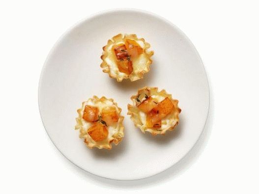 Photo Filo pastry baskets with curd and pumpkin filling