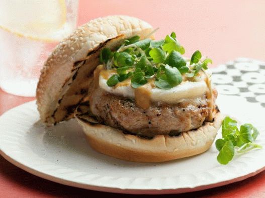 Photo Turkey cutlet for a burger