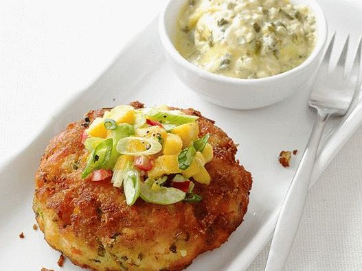 Photo Salmon cutlets with mango salad with curry