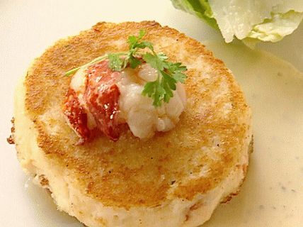 Photo Crab cutlets with fish sauce with Caesar salad and focaccia croutons