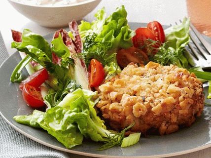 Photo Crab cutlets with green salad