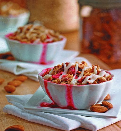 Photo Crumble with strawberries and almonds