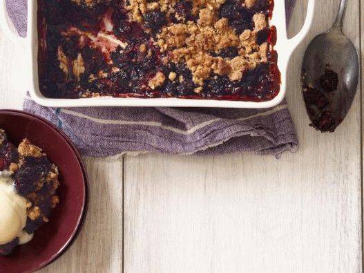 Photo Crumble with berries and hazelnuts