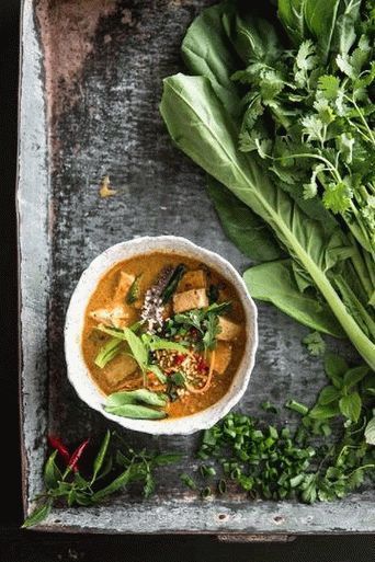 Photo Red curry with coconut milk, tofu and noodles