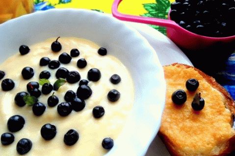 Cream dessert with blueberries