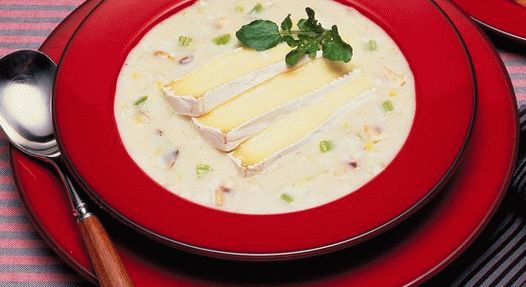 Photo Cream soup with mushrooms and brie cheese