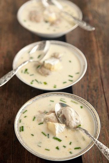 Photo Cream soup with oysters, brie cheese and champagne
