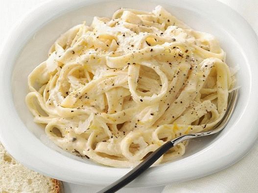 Photo Creamy wide noodles with lemon pepper