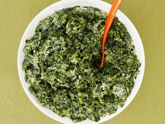 Photo Creamy spinach stewed with shallots