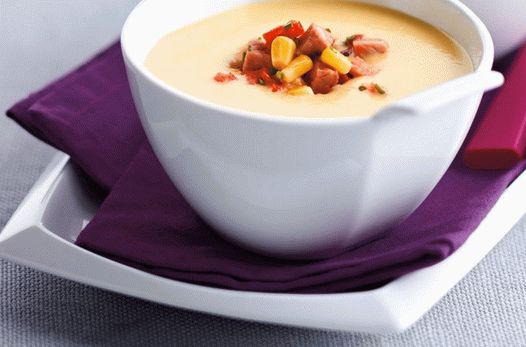 Photo Creamy cream soup with corn and ham