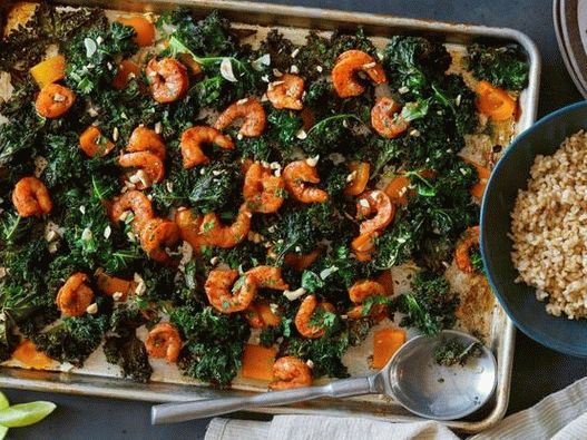 Photo Shrimps with greens in the oven