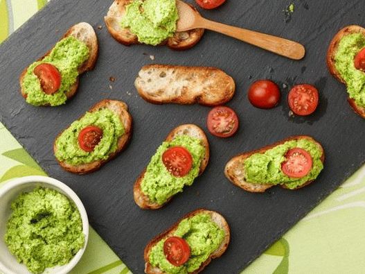 Photo Crostini with pea pesto
