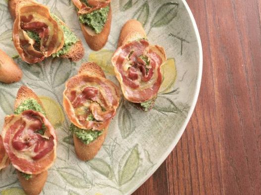 Photo of Crostini with crispy pancetta and rucola pesto