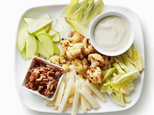 Photo Crude with a dip of blue cheese
