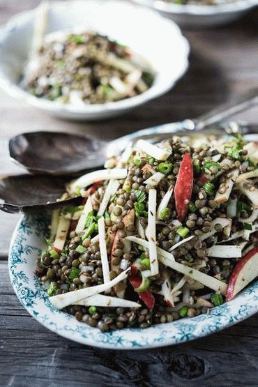 Photo Cuban lentil and hikama salad with vinaigrette sauce