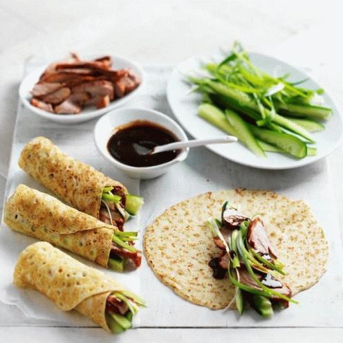 Photo Corn pancakes with duck confit and barbecue sauce
