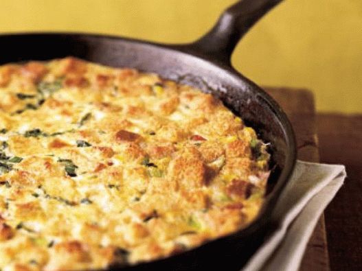 Photo Corn pudding with ham and cheese in a pan
