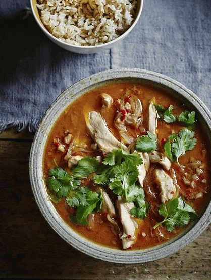 Photo Chicken stewed in peanut sauce with curry seasoning