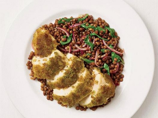 Photo Chicken fried in butter with Dijon mustard and warm lentils