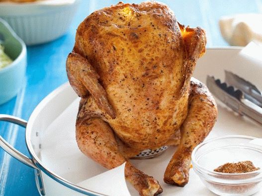 Photo Grilled chicken on a can of beer