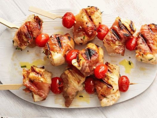Photo Grilled chicken in bacon on skewers