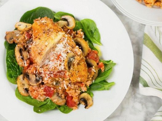 Photo Chicken kachchiatore with rice in a slow cooker
