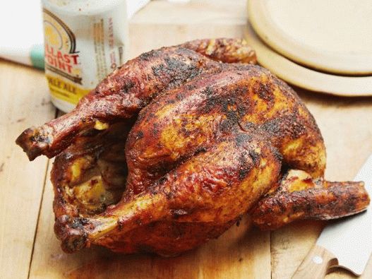 Photo Chicken on a jar with cola barbecue sauce