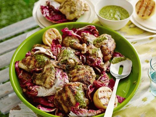 Photo Grilled chicken with garlic-spicy dressing and grilled lemon