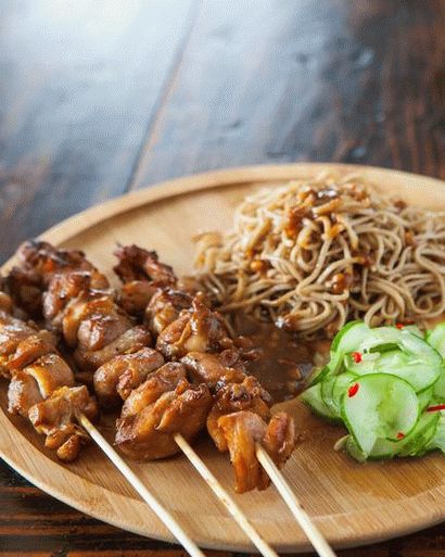 Photo Skewered Chicken with Spicy Thai Salad