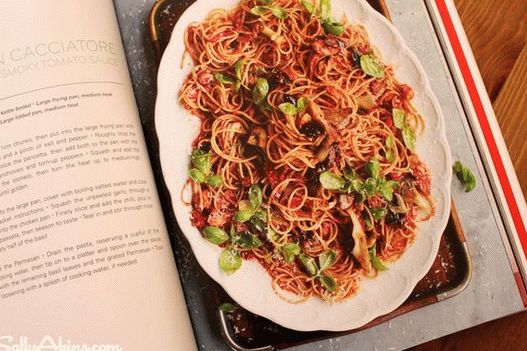 Photo Hunting chicken with spaghetti and mushrooms
