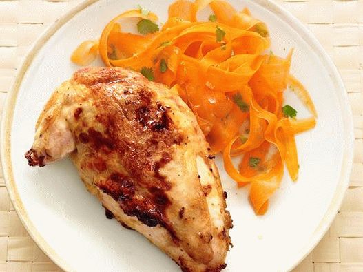 Photo Thai chicken with carrot and ginger salad