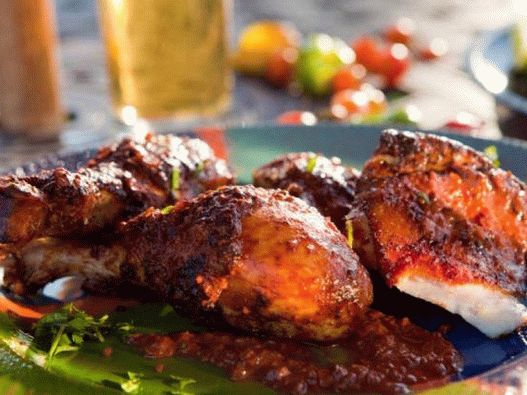 Photo Chicken with mole sauce on the grill