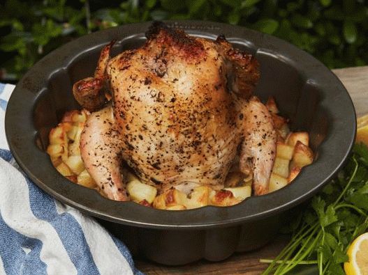 Photo Chicken with Provencal grilled potatoes in a cupcake shape