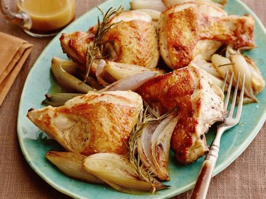 Photo Chicken with shallots, baked in the oven and rosemary sauce