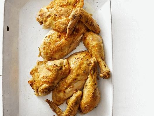 Photo Chicken with herbs and gravy in a slow cooker