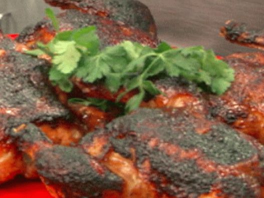 Photo Chicken with spices Garam Masala in maple-tamarind glaze