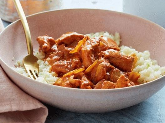 Photo Chicken tikka masala in a slow cooker (Whole30 diet)