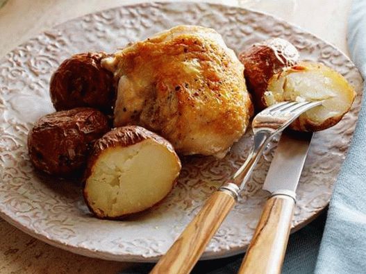 Photo Chicken in the oven with potatoes and rosemary