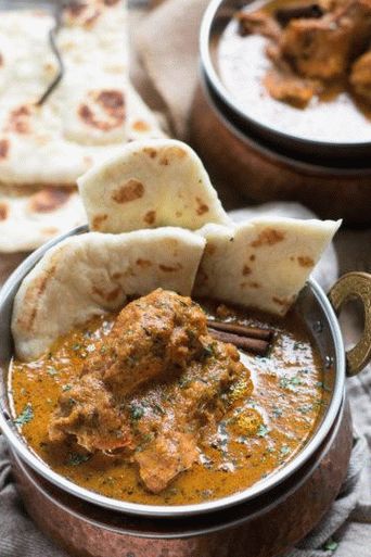 Photo of Chicken in curry sauce with onion cakes